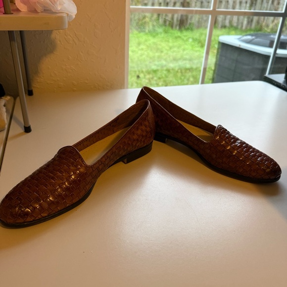 Trotters Liz Slip On Flat Shoes Woven Brown Leather Loafers Womens sz 9 - Picture 6 of 10